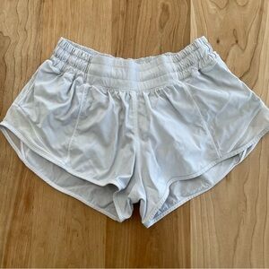 Lululemon Hotty Hot Short Off White Built in Brief Size 4 Zip Pocket 2" Inseam
